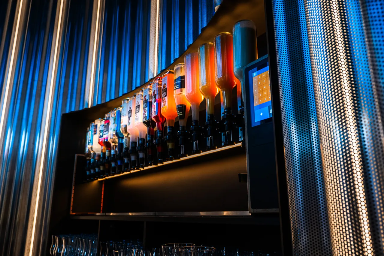 CocktailBot als Cocktailbar mit blauer LED-Lichtshow