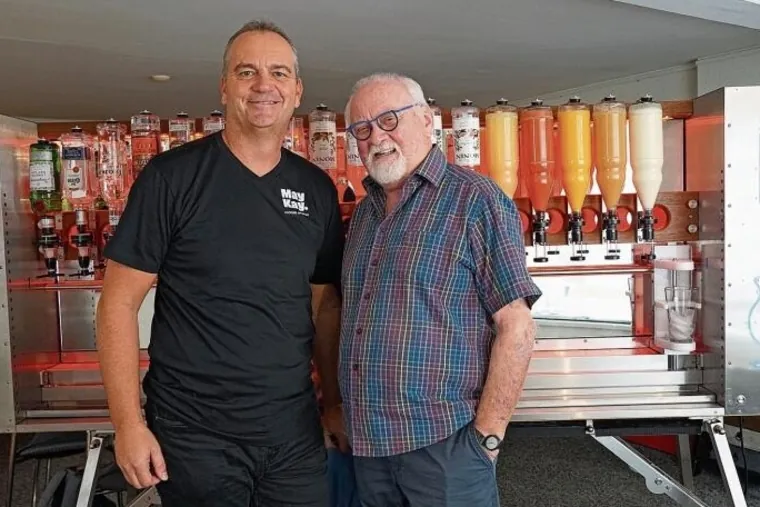 Stephan (links) und Beda Flury vor der Cocktail-Showbar MayKay mit Flaschen, Säften und Sirups am Rynach Fescht in Reinach